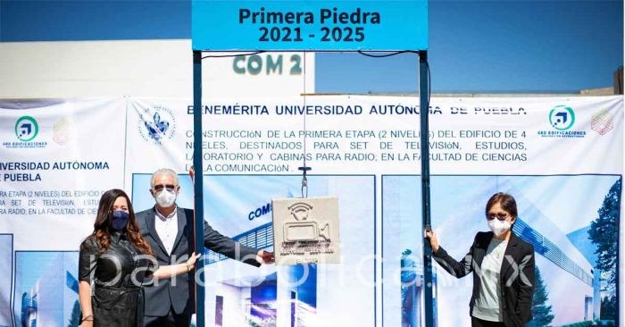 Coloca Lilia Cedillo la primera piedra de un nuevo edificio para la Facultad de Comunicación