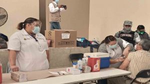 Vacunan a primer adulto mayor en Veracruz; hay 63 mil dosis