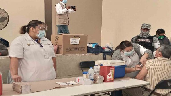 Vacunan a primer adulto mayor en Veracruz; hay 63 mil dosis