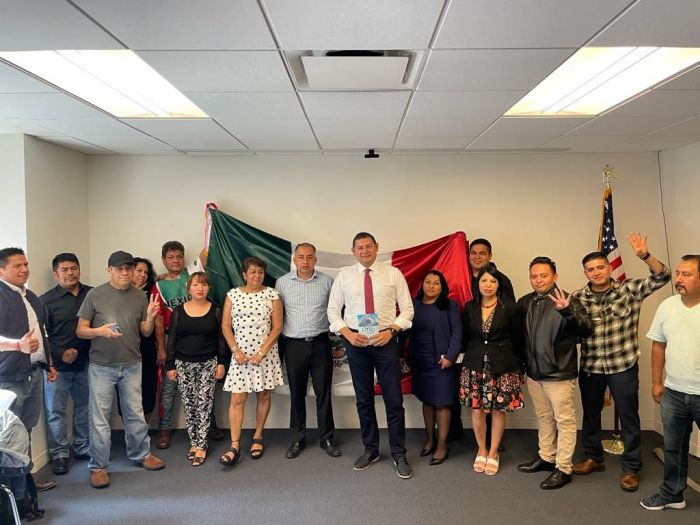 Se re&uacute;ne Armenta con migrantes poblanos