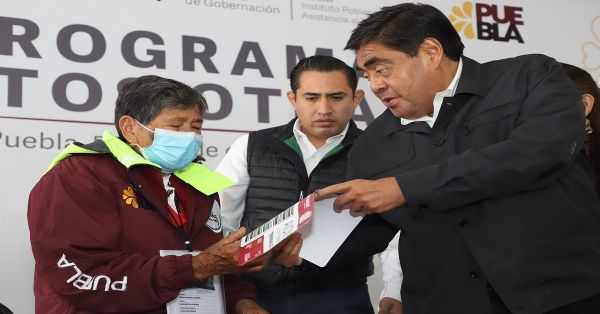 Apoyan a 28 poblanos para reencontrase con sus familiares en EEUU