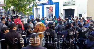 Entre protestas, rinde su primer informe Paola Angón