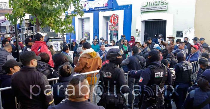 Entre protestas, rinde su primer informe Paola Angón