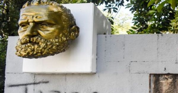 Roban placa del monumento a Víctor Hugo