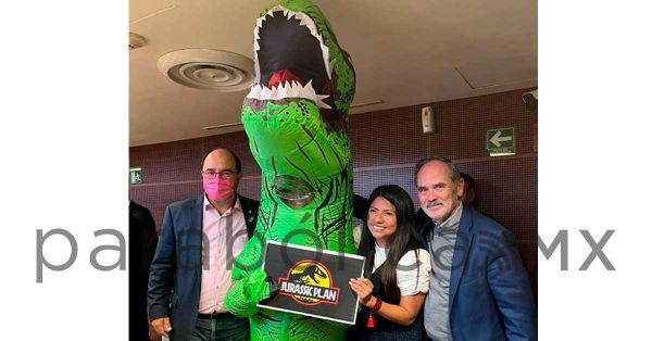 Acude Xóchitl Gálvez al Senado disfrazada de dinosaurio en protesta al Plan B de AMLO