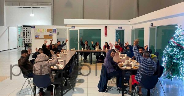 Celebran con cena el fin de año en el dormitorio municipal del SMDIF puebla