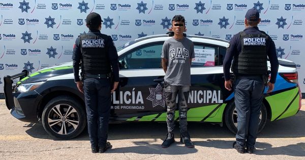 Detienen a dos probables asaltantes de transe&uacute;ntes en la capital poblana