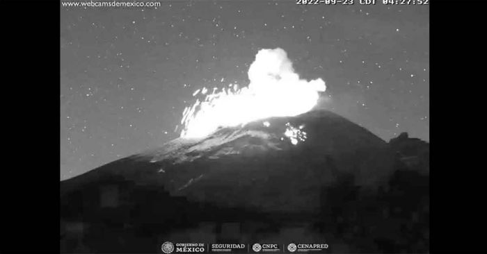 Lanza Popocat&eacute;petl fumarola de m&aacute;s de un kil&oacute;metro de altura