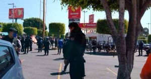 Se confrontan locatarios del Mercado Hidalgo y policías estatales