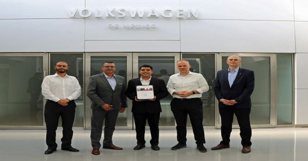 Reconoce Volkswagen de México al mejor estudiante de su Centro de Formación Dual