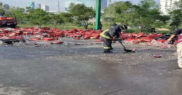 Golpea tráiler de Coca Cola tres patrullas y la rapiña apareció en Periférico