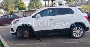 Dejan sin llantas a vehículos en la zona de Los Fuertes