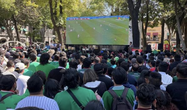 Retumba el Z&oacute;calo por la atajada de Ochoa