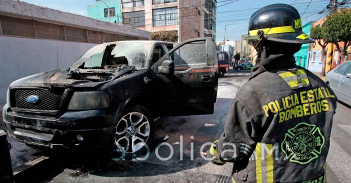 Se incendia camioneta en la 5 Sur