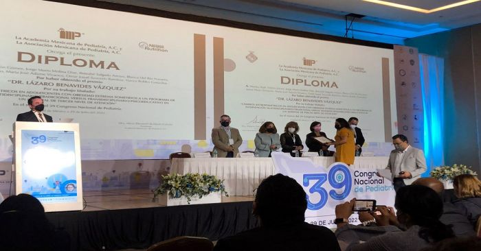 Recibe egresada de la BUAP premio “Dr Lázaro Benavides Vázquez”