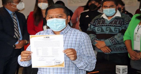 Recibe Filomeno Sarmiento constancia de mayor&iacute;a