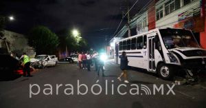 Se pasa el alto microbusero de la ruta T y choca dos autos particulares