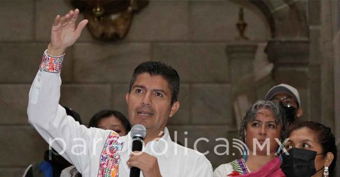 Confirma Eduardo Rivera retiro de casetas de peri&oacute;dicos sin uso