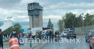 Se accidenta camioneta frente al Mausoleo al General Ignacio Zaragoza