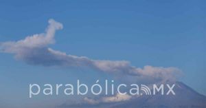 Lanza Popocatépetl fumarola de un kilómetro de altura