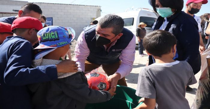 Entregan regidores de Puebla juguetes a niños de San Miguel Espejo