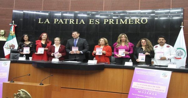 Presenta Armenta el Libro Rosas para mejorar la salud de las mujeres