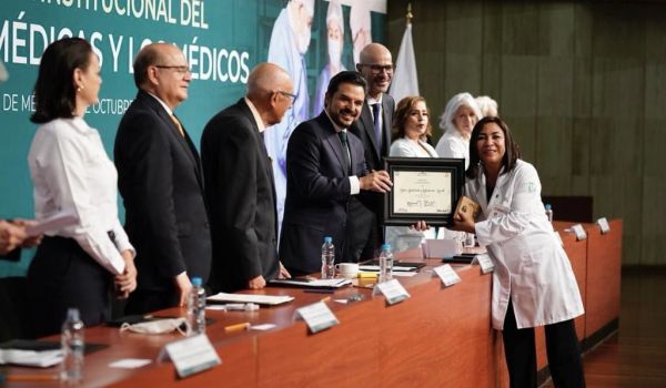 Otorga IMSS Puebla reconocimiento nacional al m&eacute;rito a m&eacute;dicos poblanos