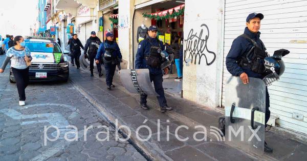 Extienden policías cerco a ambulantes en el Centro Histórico