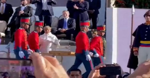 Permanece sentado rey de España durante la asunción del presidente colombiano