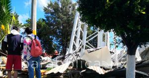 Echan a pedradas a Norma Layón de la zona de colapso de tanque de agua