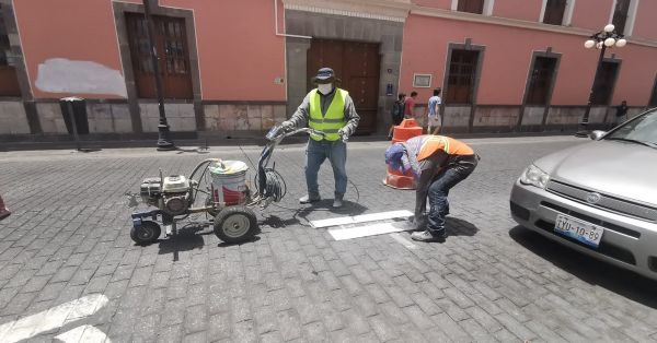 Cobran franeleros hasta 100 pesos a ciudadanos por apartar lugares, pese a parqu&iacute;metros