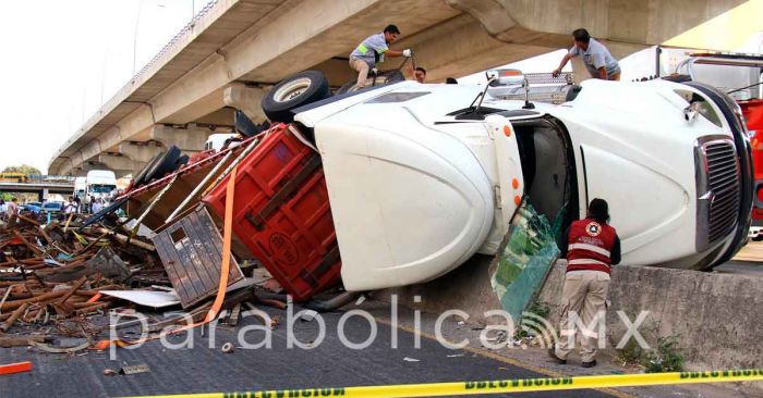 Tráiler volcado paralizó la México-Puebla