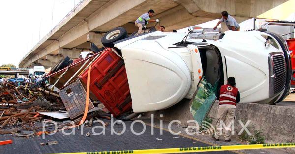 Tr&aacute;iler volcado paraliz&oacute; la M&eacute;xico-Puebla