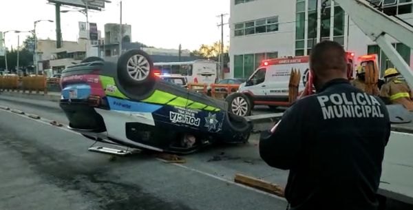 Vuelca patrulla municipal en la entrada al distribuidor Ju&aacute;rez-Serd&aacute;n