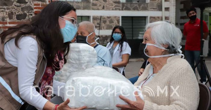 Apoya SEDIF a personas adultas mayores de Fundación Cáritas