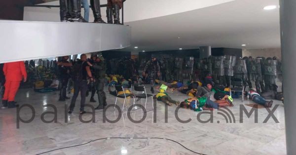 Detienen a mil 200 bolsonaristas que acampaban frente al cuartel general del Ejército en Brasilia