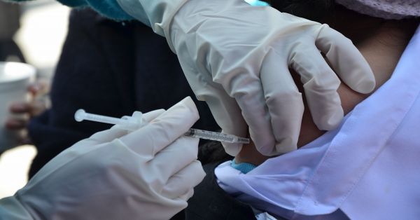 Será en septiembre la segunda dosis contra covid para menores de edad en Puebla