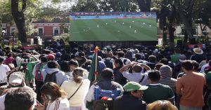 Porras, botargas y cientos de aficionados disfrutaron del México Vs Polonia