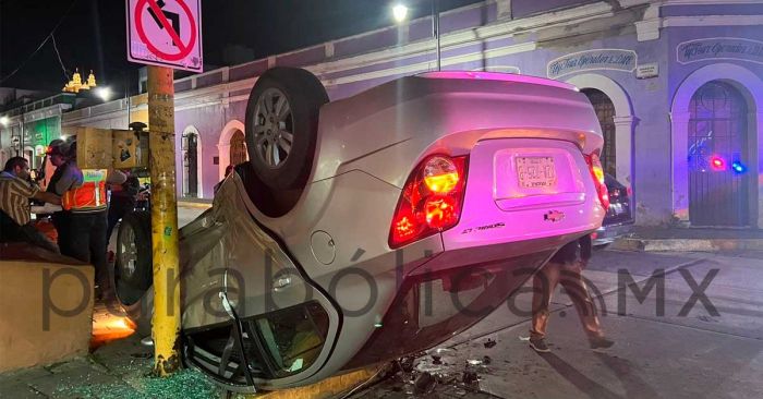 Provoca conductor alcoholizado volcadura en zona centro de San Pedro Cholula