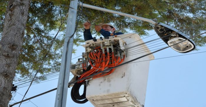 Contin&uacute;an dando mantenimiento a las luminarias y puntos de luz de la capital poblana