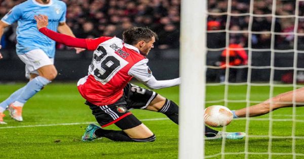 Logra Santiago Giménez el gol de la victoria en la Europa League