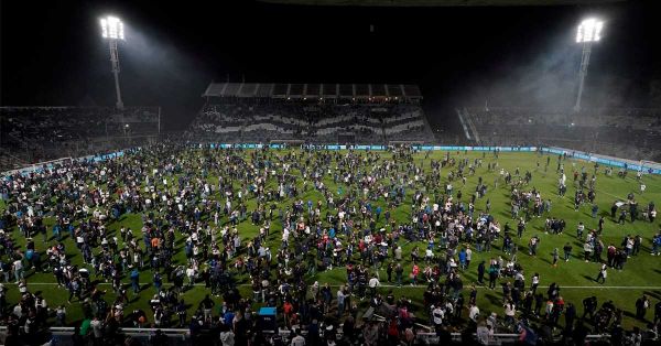 Muere un aficionado tras disturbios con policías en el Gimnasia-Boca Juniors