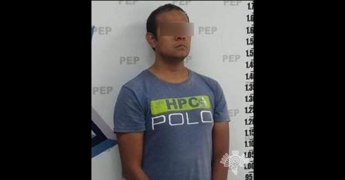 Detienen a conductor de taxi pirata en Puebla