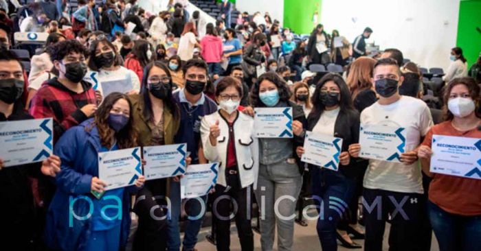 Entrega Lilia Cedillo becas de la Fundación BBVA a estudiantes BUAP