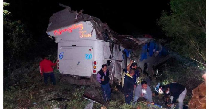 Vuelca camión con asistentes a la toma de protesta de Salomón Jara en Oaxaca