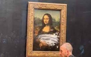 La Mona Lisa del pintor Leonardo da Vinci fue atacada con una tarta