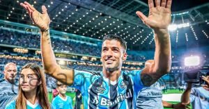Presenta Gremio a Luis Suárez ante 40 mil aficionados