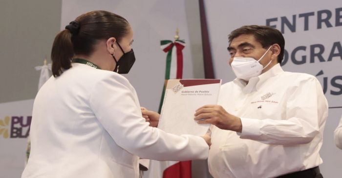 Entregan título de propiedad de la Unidad Médica en Soltepec