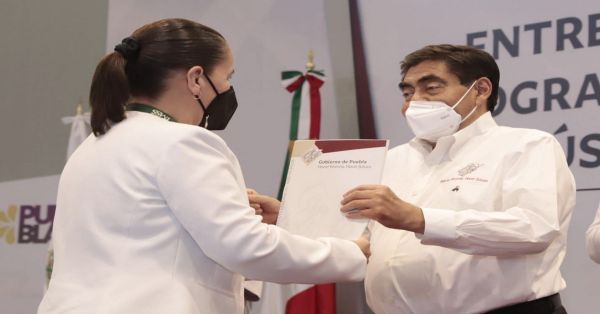 Entregan título de propiedad de la Unidad Médica en Soltepec