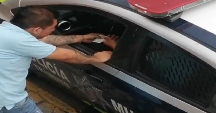 Suspenden agente de Tr&aacute;nsito de Puebla por "mordel&oacute;n"